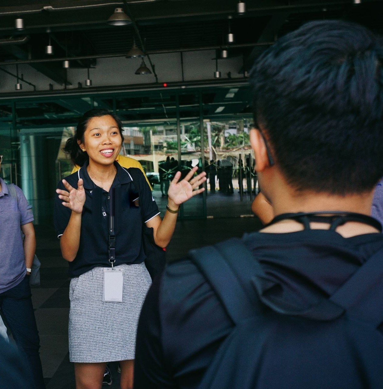 A tour guide talking to a group of travellers